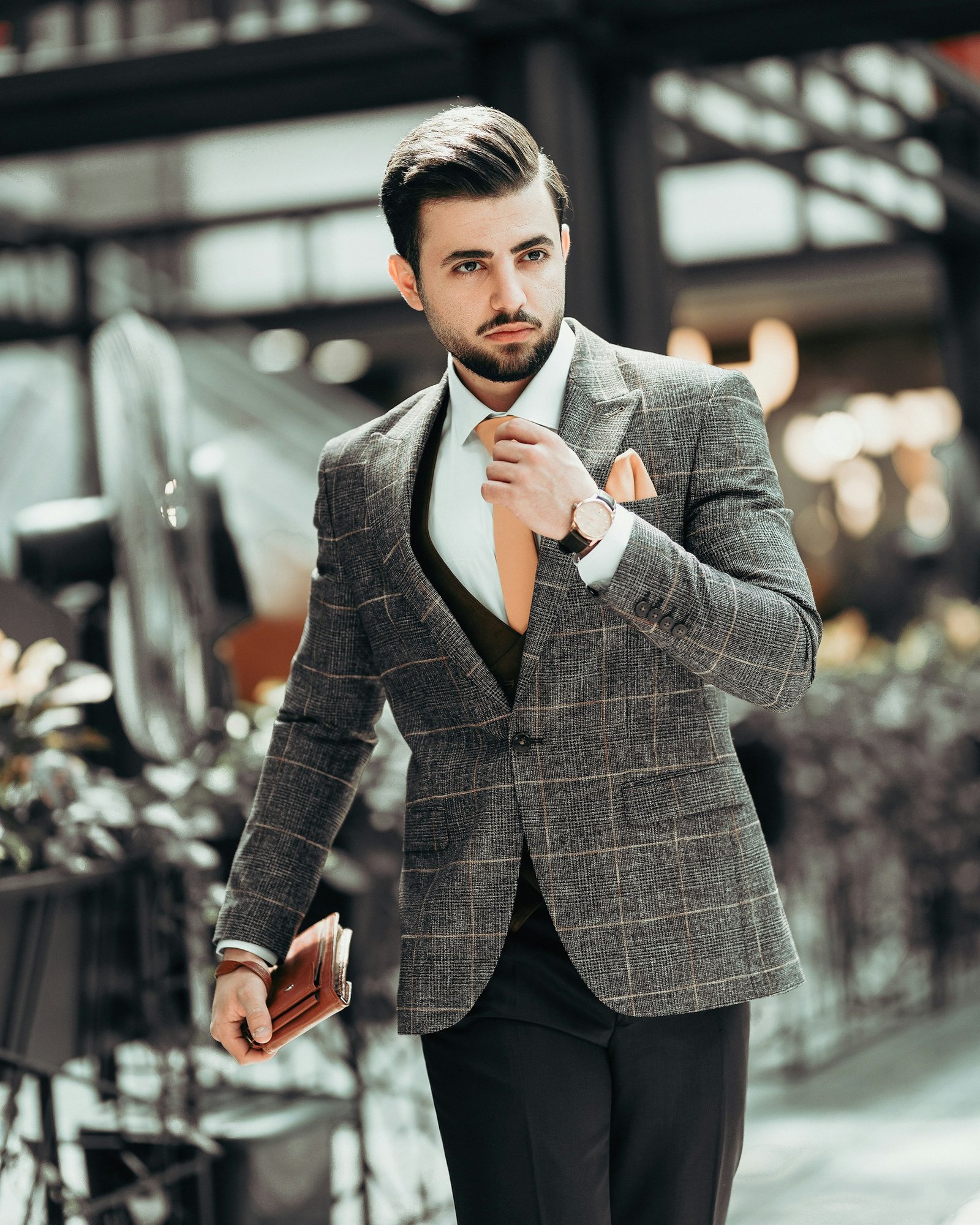 The distinctive details of a beautifully tailored men’s suit